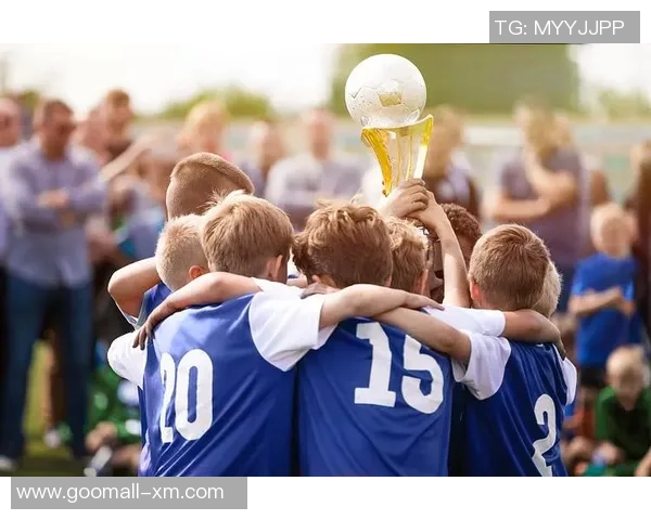 快乐小朋友在阳光下踢足球的童趣画卷展现童年梦想与友谊的美好瞬间